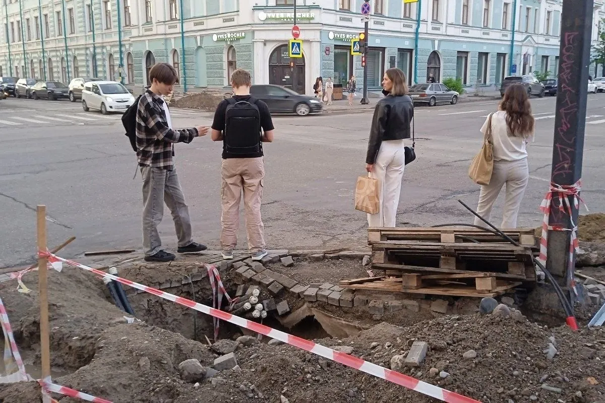 Проверка показала отставание от графика на нескольких улицах, нарушения в обеспечении безопасности пешеходов и отсутствие необходимых ограждений; прокуратура потребовала устранить недостатки.