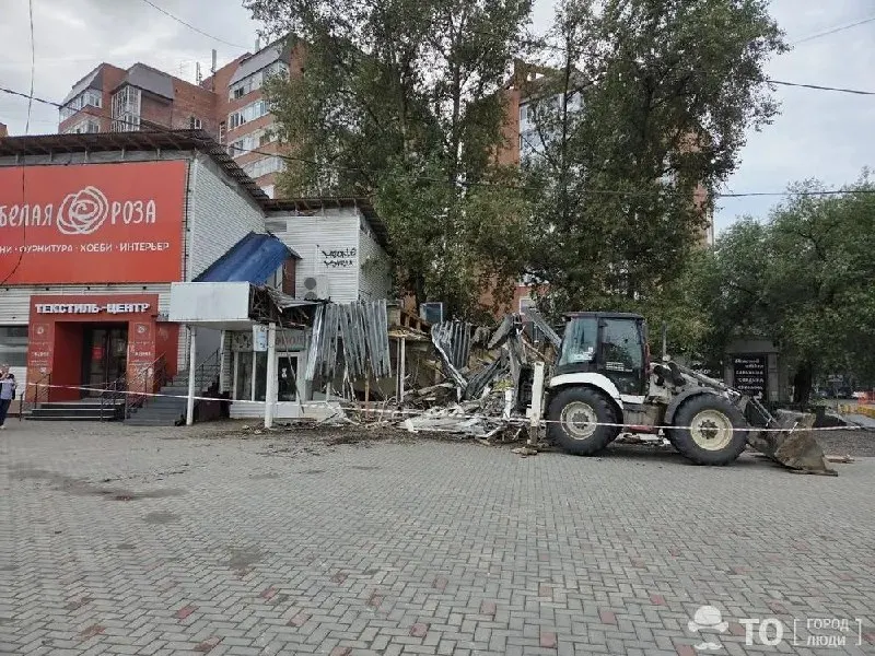 Павильон на Красноармейской, где почти 30 лет продавали фирменные пончики, снесли по решению суда: владелец не демонтировал постройку, демонтаж провели администрация и судебные приставы.