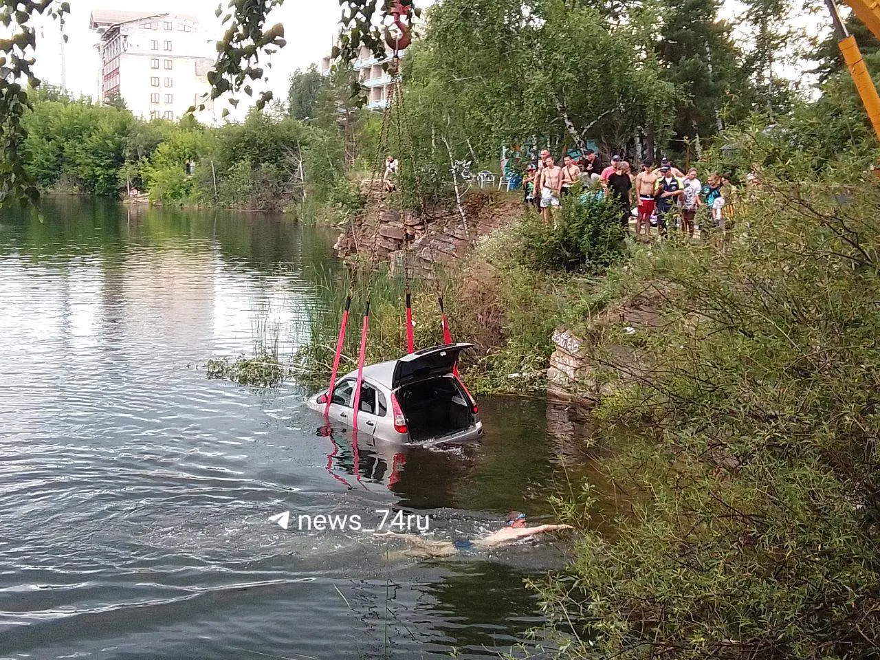 Отдыхающие наблюдали, как с берега кран поднимает легковой автомобиль, сорвавшийся со скалы и упавший в воду. По предварительным данным, обошлось без жертв.