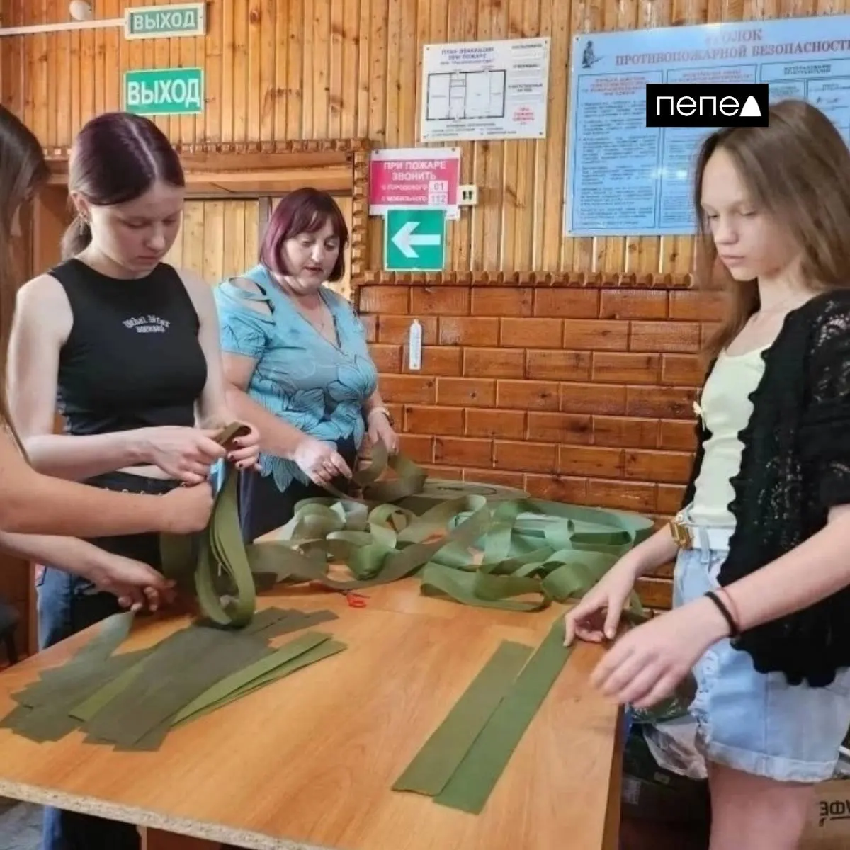 В селе Русаново Черемисиновского района учащиеся и жители участвовали в акции по плетению маскировочных сетей, организованной сельским домом культуры.
