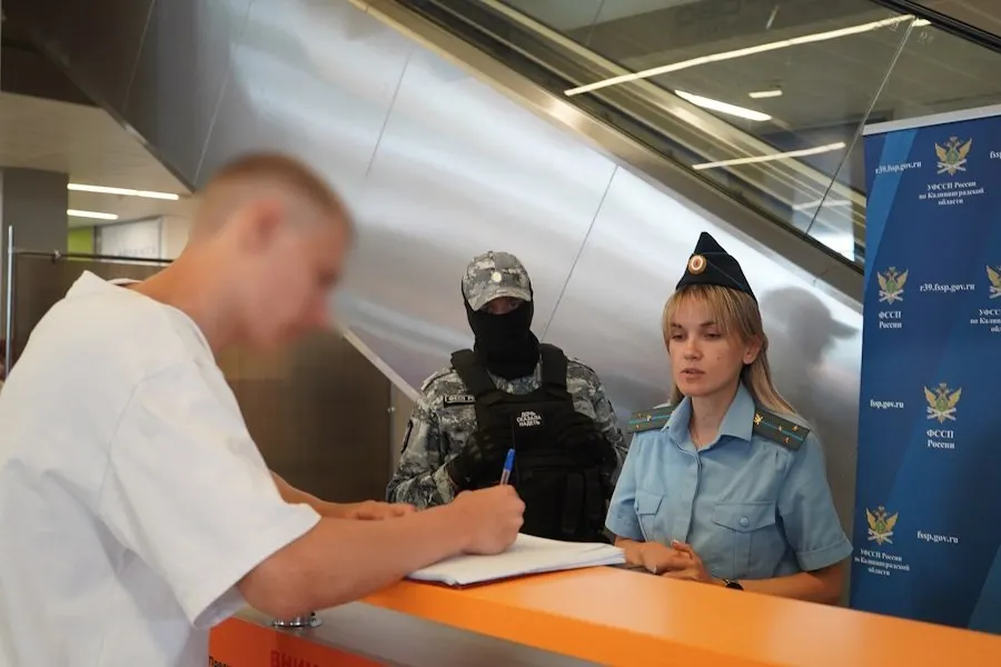 Калининградские судебные приставы при содействии полиции с 2 июля проводят постоянные выборочные проверки пассажиров в аэропорту Храброво на наличие задолженностей; часть долгов погашена на месте.