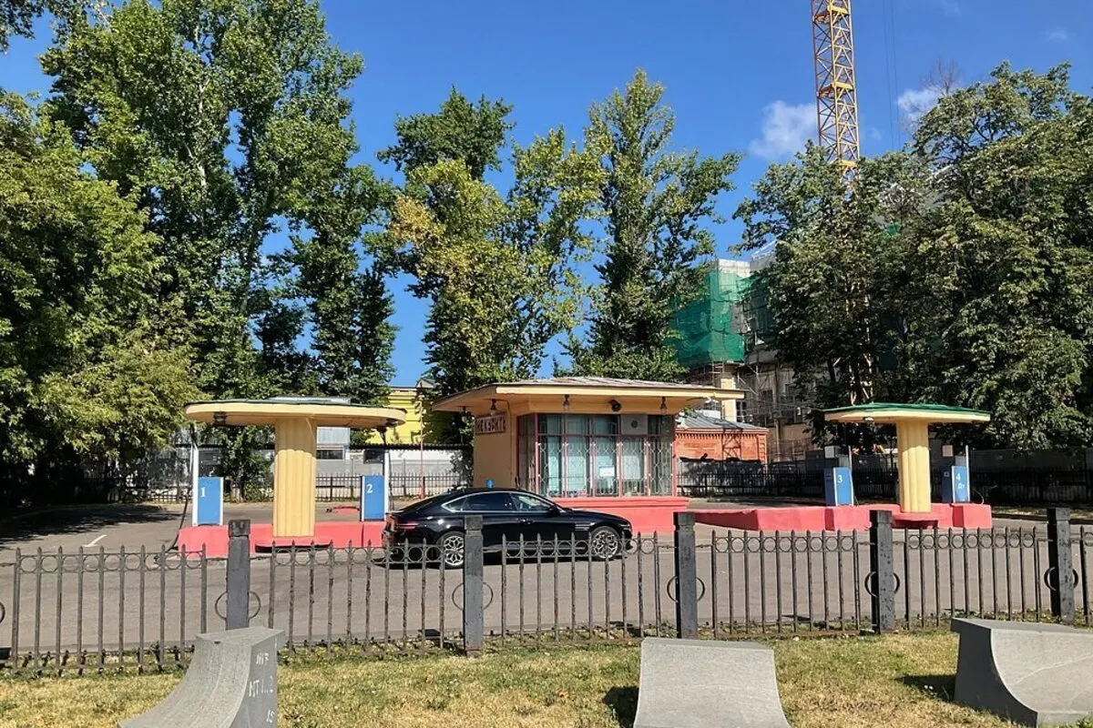 Федеральная служба охраны предлагает создать охранную зону площадью 6,4 тыс. м² у Кремлёвской автозаправки на Волхонке в Москве. В зоне планируется ввести запреты на массовые мероприятия, торговлю, использование дронов и другие виды деятельности; причина ограничения не пояснена.