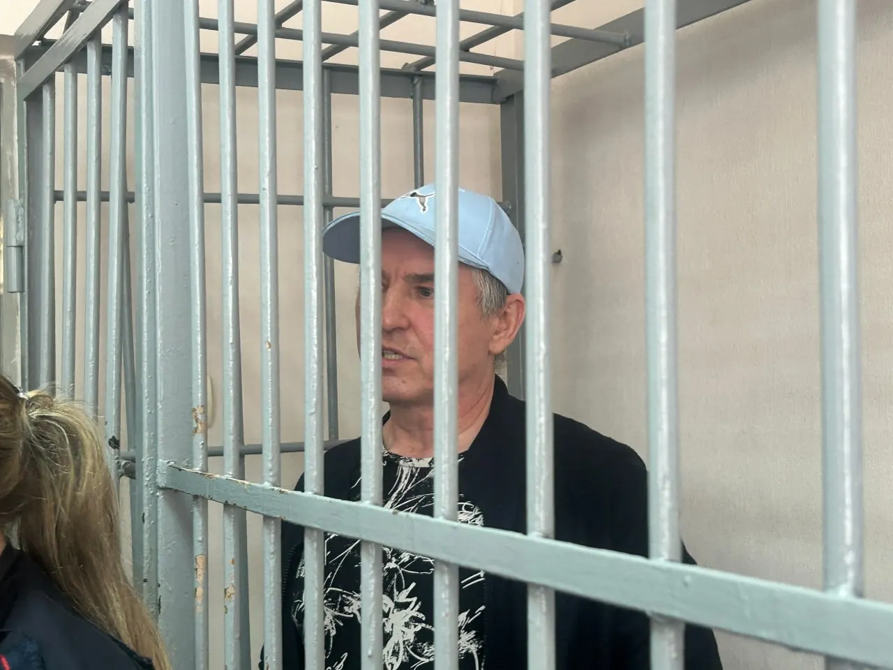 Правозащитник заявил, что уголовное дело связано с его правозащитной деятельностью и критикой работы свердловского ГУФСИН. Прокуратура просит для него 3 года и 6 месяцев колонии; помимо этого ему предъявлено обвинение в государственной измене, он находится под стражей с декабря 2025 года.