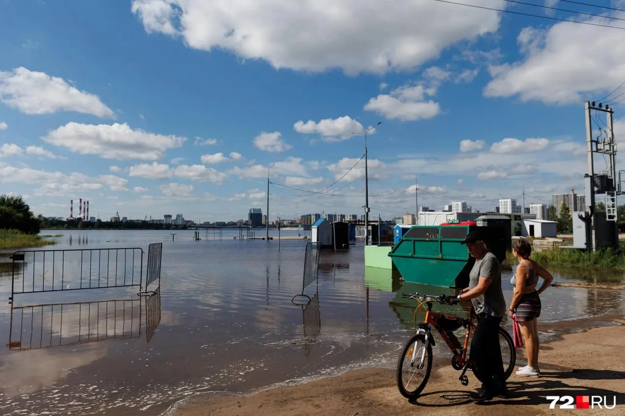 С 15 июля купание на пляже озера Круглого запрещено из‑за подъёма уровня воды. Несмотря на запрет, кое‑кто остаётся на берегу — спасатели не допускают людей в воду, а доступ к пляжу затруднён.
