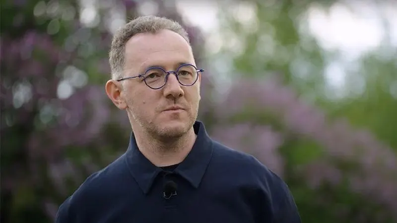 Журналисту из Екатеринбурга предъявлено обвинение за отсутствие маркировки «иноагента» в публикациях в соцсетях (ч. 2 ст. 330.1 УК). Ранее против него возбуждали только административные дела; в 2022 году он уехал из России и признан «иноагентом».