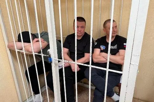 Восьмой кассационный суд оставил в силе приговор экс‑сотрудникам отдела полиции «Новосибирский», осуждённым за получение взяток; одно дело направлено на пересмотр в части зачёта срока.