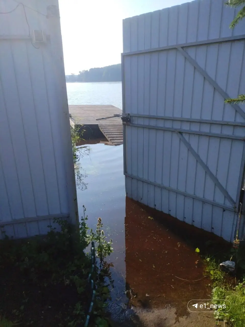 Из-за засорения моста в нескольких населённых пунктах вода залила сады, участки и попала в жилые дома — жители жалуются на отсутствие помощи и просят сообщать о подтоплениях.