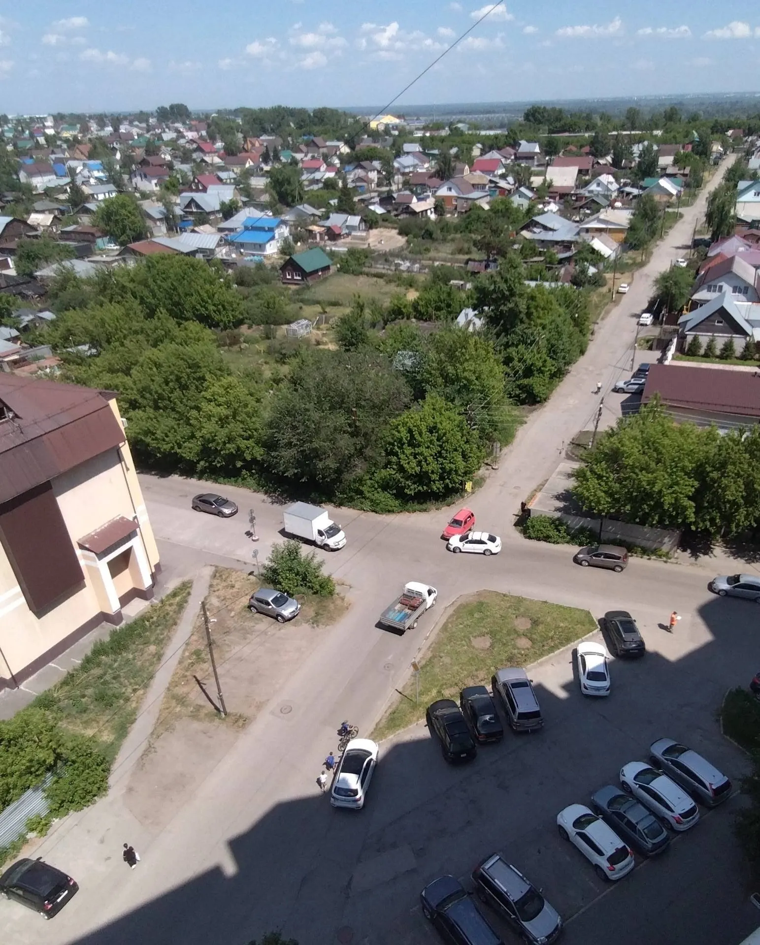 Жители жалуются на регулярные ДТП и плохую видимость дорожных знаков; общественники обратились в ГИБДД и администрацию с просьбой проверить знаки и убрать самовольно установленные гаражи.