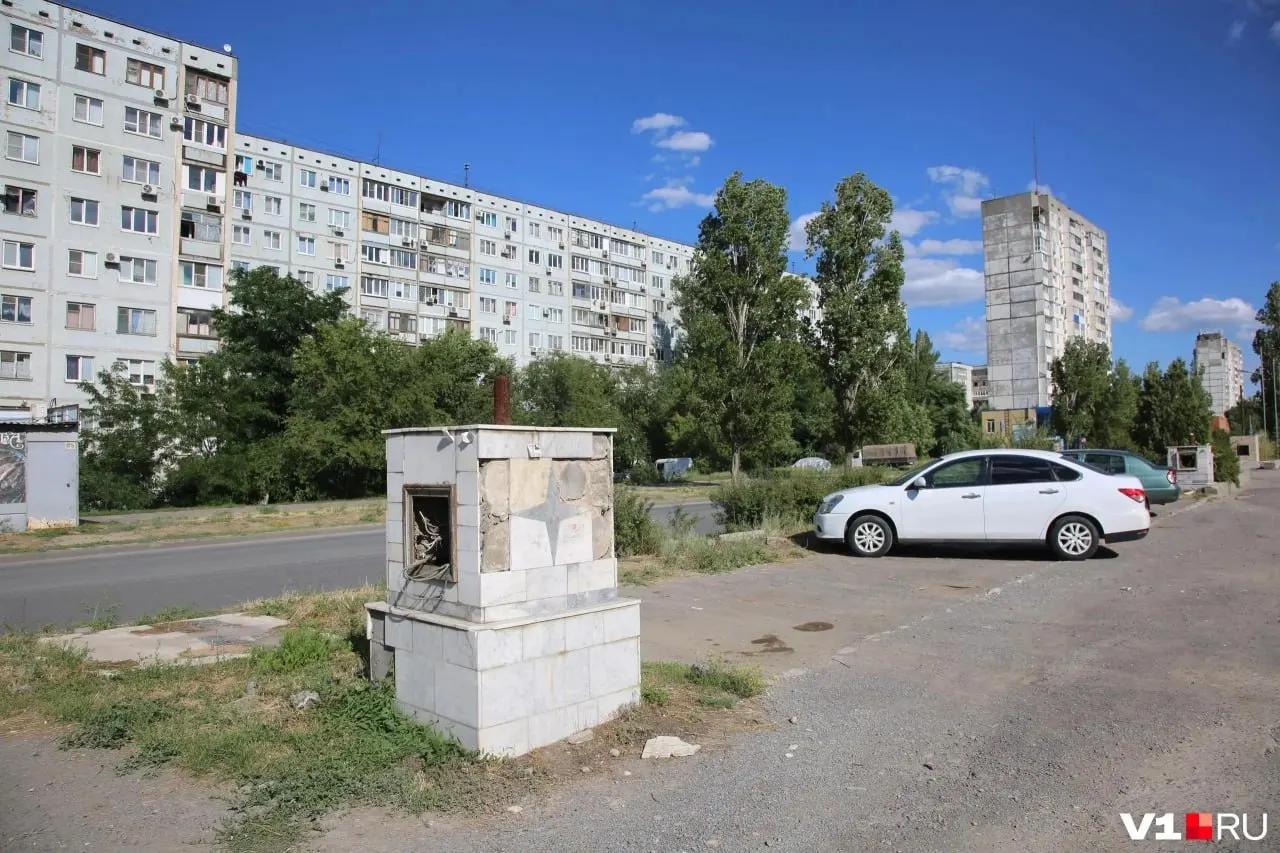 Общественник просил проверить судьбу 11 чугунных осветительных опор с 2020 года, но в полиции заявили, что розыск не проводится — фонари, по их словам, могли уйти в металлолом или появиться в частных объявлениях.
