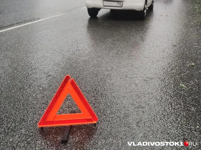 На съезде с трассы Седанка — Патрокл в сторону Артёма на улице Маковского водителям нужно быть осторожнее: типичная ошибка при объезде справа приводит к столкновениям с грузовиками.