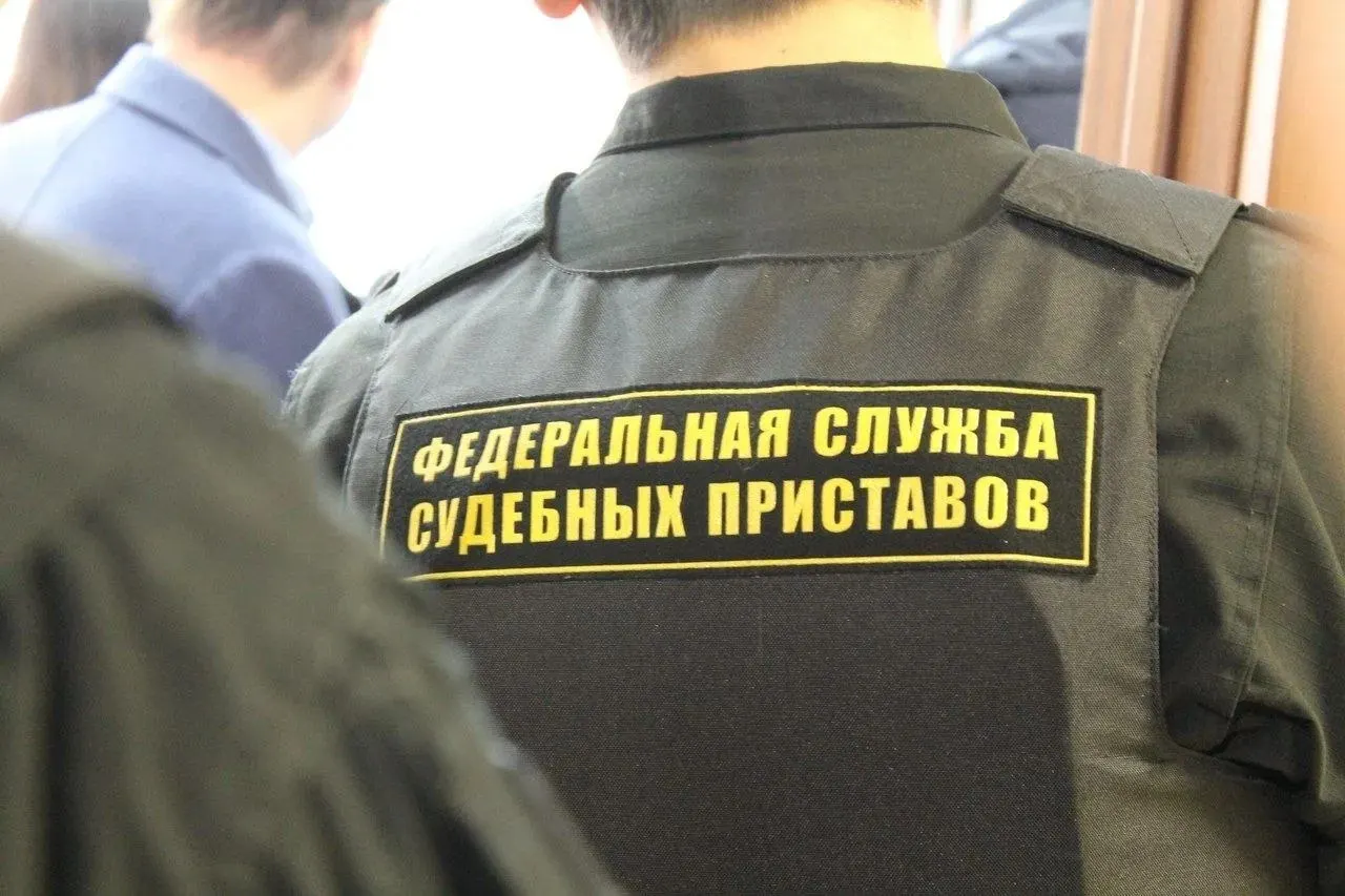 Суд признал начальницу отдела приставов виновной во взятках и утечке закрытых данных. Ей дали четыре года колонии и штраф, но отправка в исправительное учреждение отложена из‑за необходимости ухода за малолетним ребёнком.