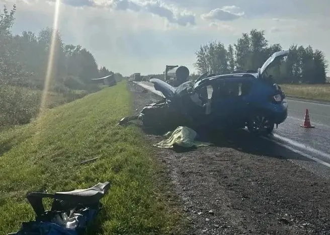 На 454-м километре трассы 26 июля Renault Sandero столкнулся с фурой Volvo: водитель погибла, её дочери 6 и 4 лет доставлены в больницу.