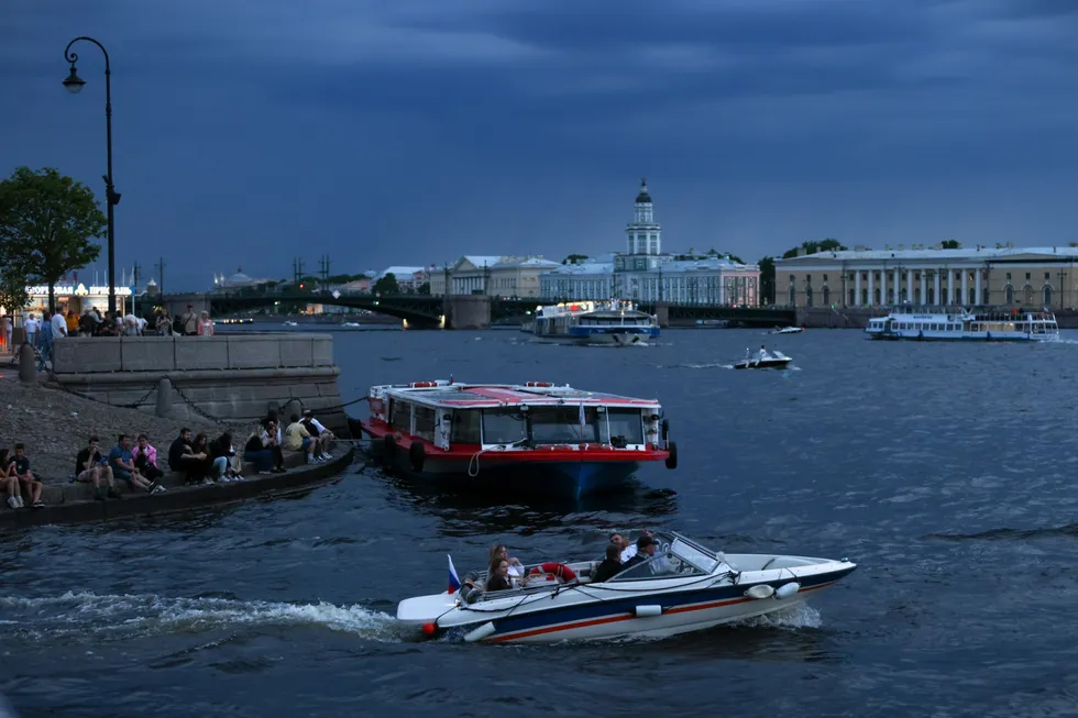 Организаторы водных прогулок в Петербурге жалуются на дефицит бензина: очереди на водных заправках, заправка из канистр, рост цен на мобильную заправку и вынужденное сокращение работы.