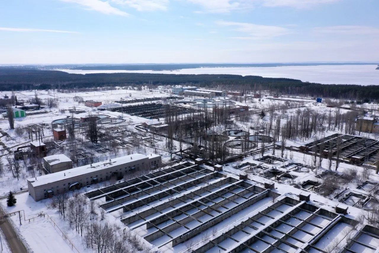 Прокуратура возбудила уголовное дело о мошенничестве в особо крупном размере на 61 млн рублей при модернизации Левобережных очистных сооружений. Контракт с подрядчиком расторгнут, работы задерживаются, а расходы могут лечь на платежи жителей — тарифы на воду и водоотведение планируют повысить.