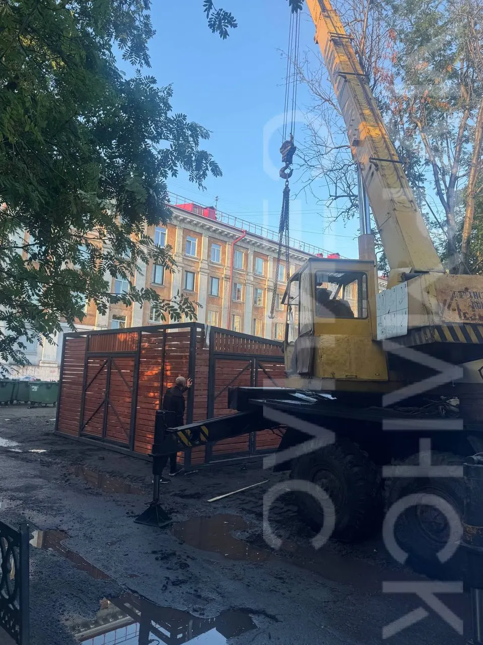 По городу будут оборудовать закрытые контейнерные площадки, чтобы снег и ветер не разносили мусор. В этом году планируют установить около 70 таких площадок.