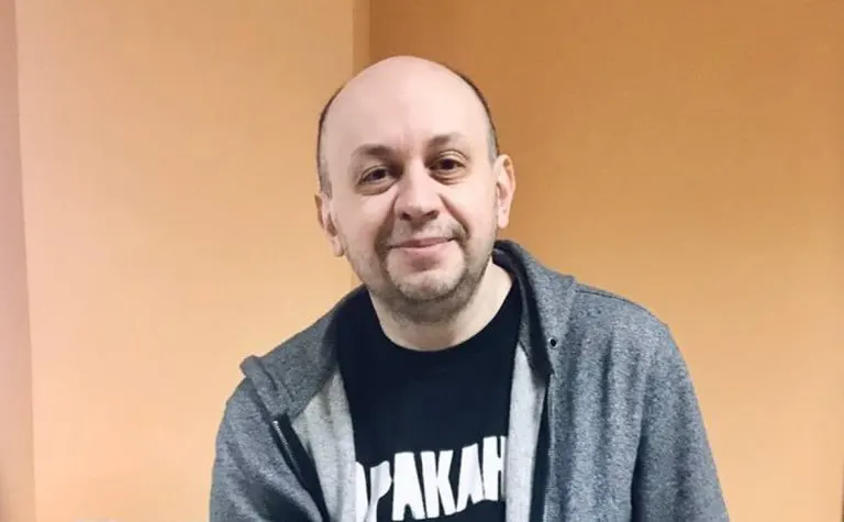 Бутырский районный суд Москвы назначил штраф в 50 тыс. руб. за нарушение порядка деятельности «иностранного агента». Следствие завершило уголовное дело по части 2 ст. 330.1 УК РФ — журналист объявлен в розыск.