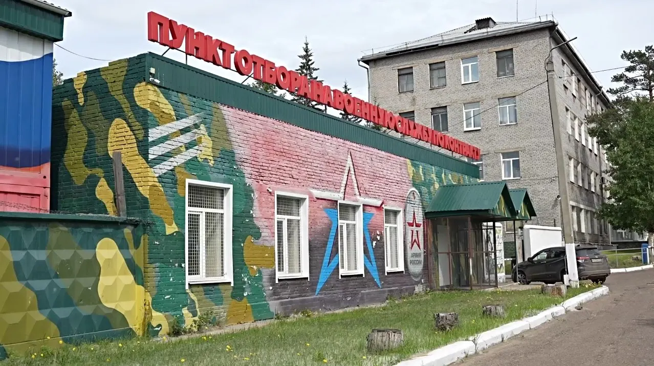Регион поднял региональную часть выплаты до 1,5 млн рублей — всего контрактник теперь получает 2,1 млн. В проекте бюджета на 2026 год заложено 2,4 млрд на единовременные выплаты, что предполагает привлечение около 1600 контрактников.