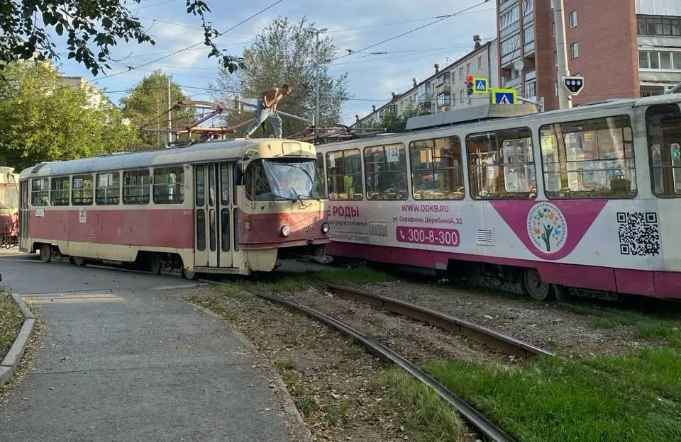 В районе Парковый (Тверитина — Мичурина) мужчина залез на крышу трамвая, повредил токоприёмник и остановил вагоны. На место вызвали полицию, часть пассажиров не смогла вовремя добраться до работы или учёбы.