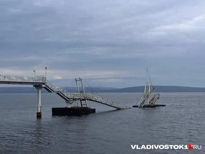 Двое из троих пострадавших подростков успешно перенесли операции в Артёмовской горбольнице и сейчас восстанавливаются; у одного была открытая травма ноги.