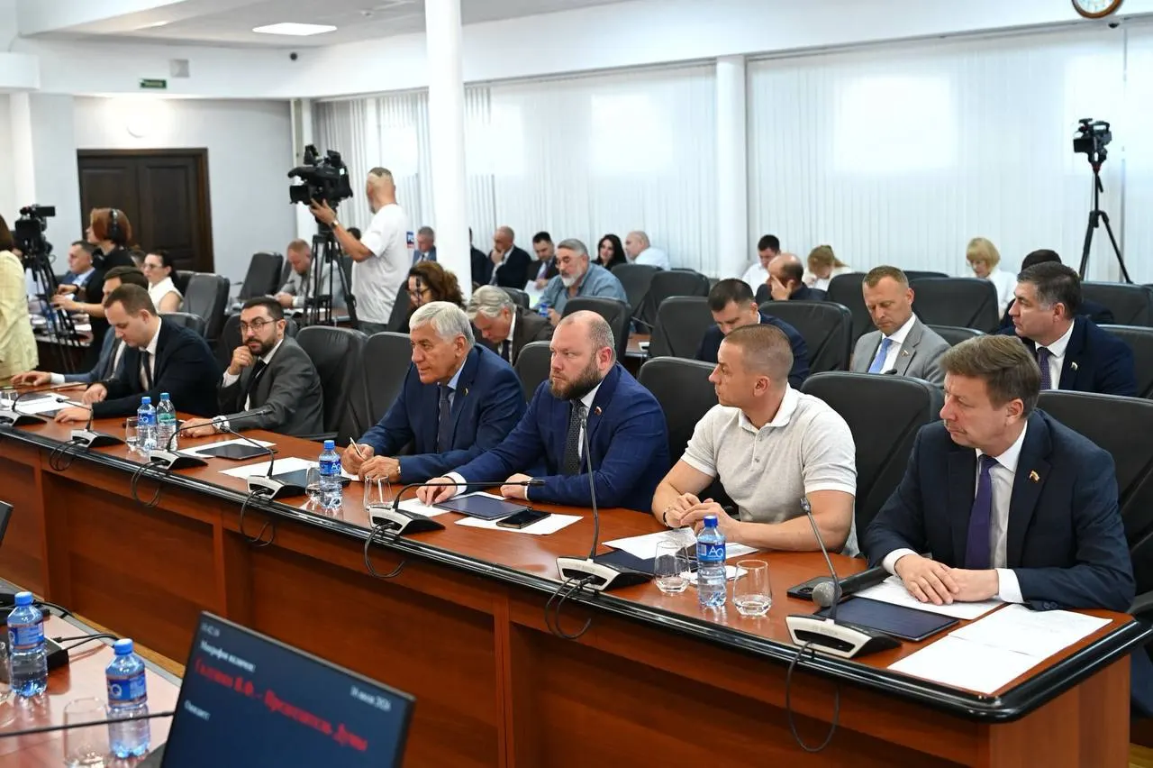 Муниципальная выплата в 1 млн рублей при заключении контракта продлена до 30 сентября; общая единовременная сумма составляет 3,9 млн рублей. Долги по земельному и имущественному налогам погибших участников СВО будут списаны.
