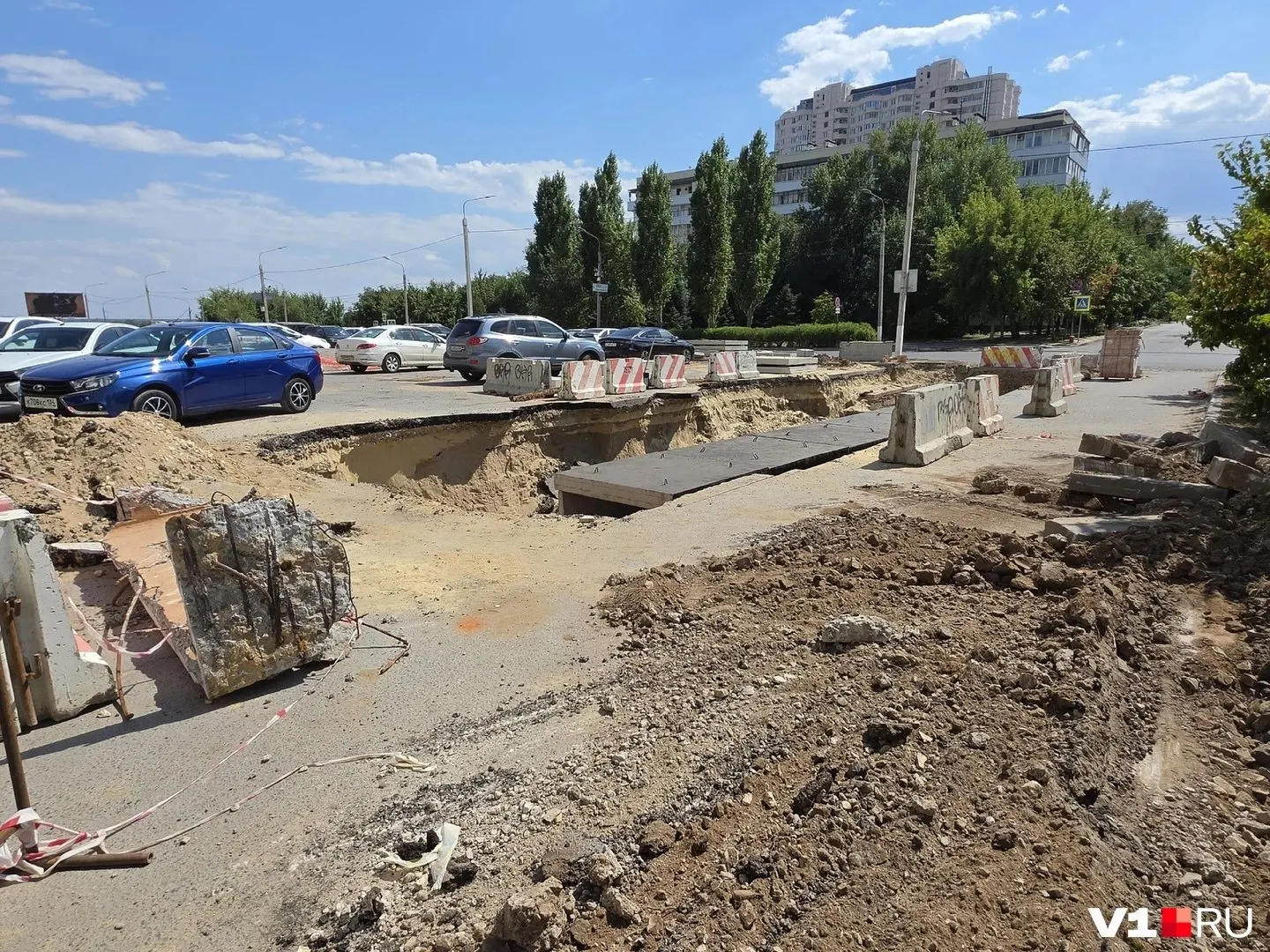 Жители жалуются на неизрытый котлован у дома на 7-й Гвардейской: коммунальщики обещают завершить работы и проверку герметичности сети лишь в августе; с середины месяца часть соседних улиц останется без горячей воды.