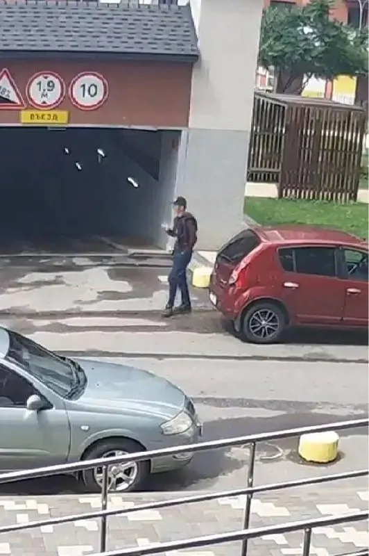 Мужчина подошёл к ребёнку на площадке жилого комплекса: сначала улыбался и заговорил, затем взял за руку. По словам отца, вмешалась няня, и мужчина ушёл.