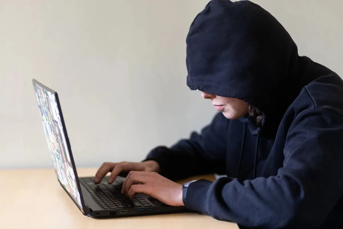 Проект позволяет через суд запретить преследователю приближаться к человеку, посещать его привычные места и выходить с ним на связь; при одобрении закон может вступить в силу 1 января 2027 года.