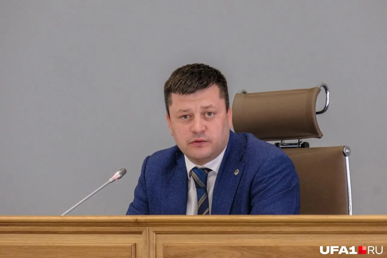 Экс-мэр Ратмир Мавлиев обратился в суд с требованием отменить решение Горсовета об увольнении. Его адвокат заявил, что также намерен подать иски против депутатов, позволивших себе резкие высказывания о личной жизни политика.