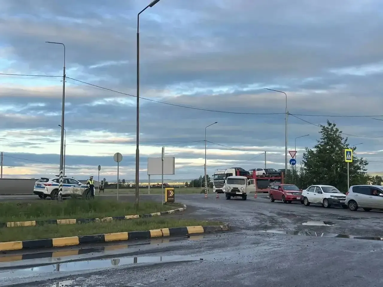 Утром автомобилисты заметили существенное сокращение очередей на ряде АЗС: на трассе у Атамановки машины почти не стоят, хотя в отдельных местах задержки всё ещё сохраняются.