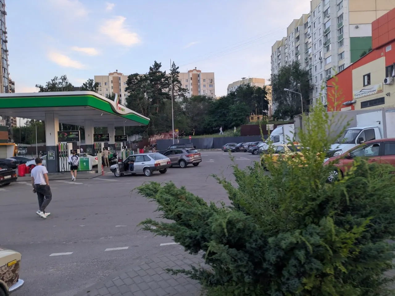 9 января у выезда на Семилуки образовалось крупное скопление автомобилей на заправке: очередь тянется от общежития, что вызывает вопросы к официальным заявлениям об отсутствии дефицита топлива.