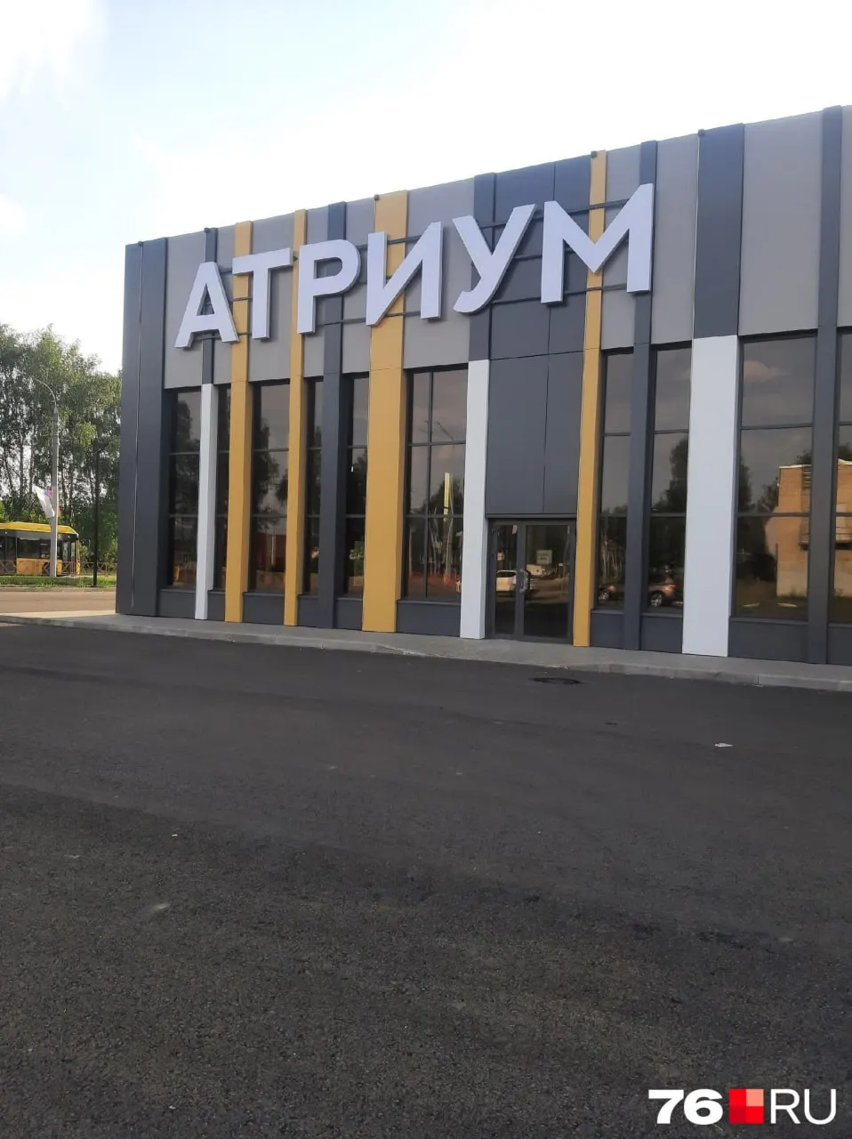 У фасада на пересечении Ленинградского проспекта и улицы Колесовой сняли ограждение, вывески размещены, но центр пока закрыт — застройщик не назвал дату открытия.