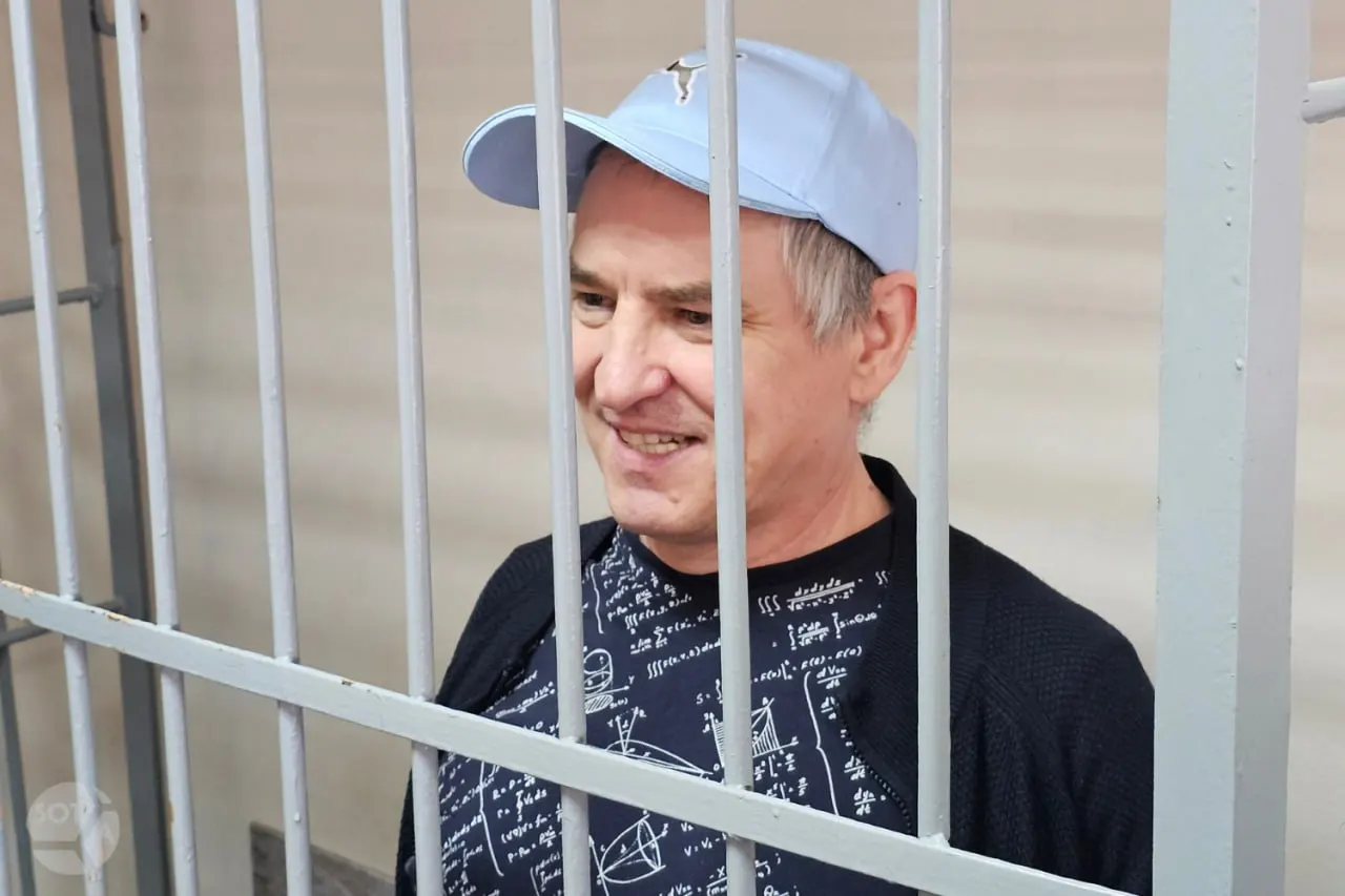 Ленинский районный суд Екатеринбурга признал Алексея Соколова виновным в повторной демонстрации экстремистской символики и назначил два года принудительных работ. Активист настаивает на своей невиновности и связывает преследование с правозащитной деятельностью.