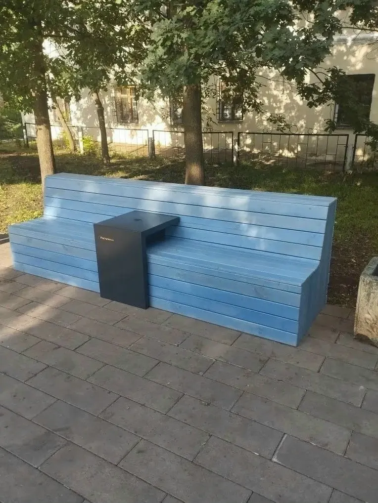 В сквере художников в Первомайском районе установили скамейку, где можно бесплатно подключиться к Wi‑Fi и зарядить гаджет по беспроводной сети.