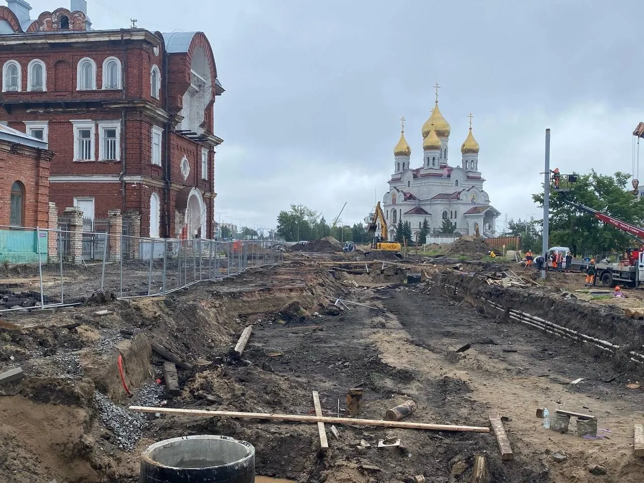 Строительство проезда и парковки на площади Профсоюзов начнётся в августе. Асфальт положат на участке от Розы Люксембург до Иоанна Кронштадтского, тротуары вдоль проезжей части планируют завершить в августе.