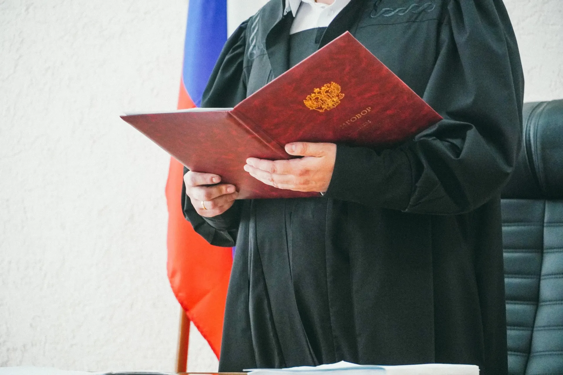 Суд признал мужчину виновным, но реального тюремного срока ему не назначили; судимость при этом осталась.