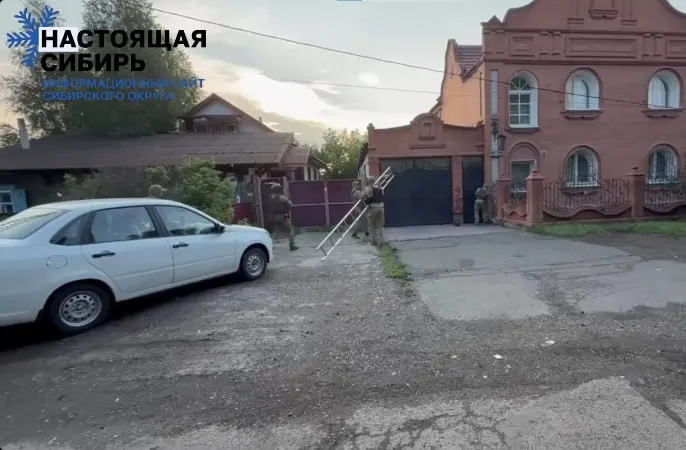 56‑летняя жительница Абакана оформила фиктивный брак с контрактником, чтобы получить компенсацию после его гибели. После перечисления 1,6 млн рублей счёт заблокировали, на имущество наложили арест, возбуждено уголовное дело.