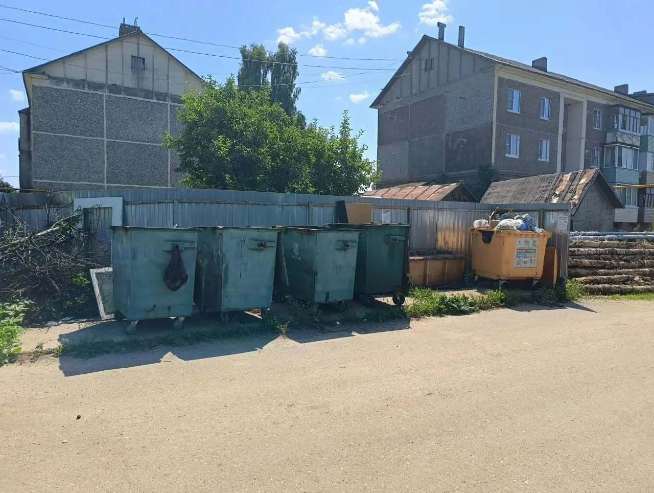 Жители рабочего поселка Поречье-Рыбное в Ярославской области за три дня собрали 71 000 рублей на покупку электровелосипеда для пожилого дворника.