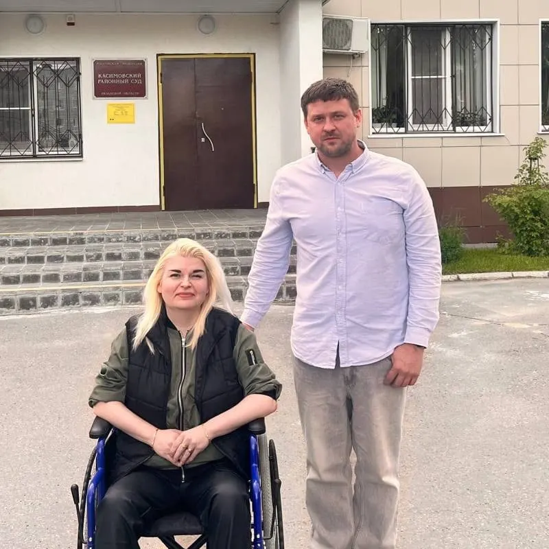 Женщине на инвалидной коляске суд обязал обменять непригодную для маломобильного проживания квартиру на равнозначную в доме с доступной средой — это первый подобный прецедент в регионе.