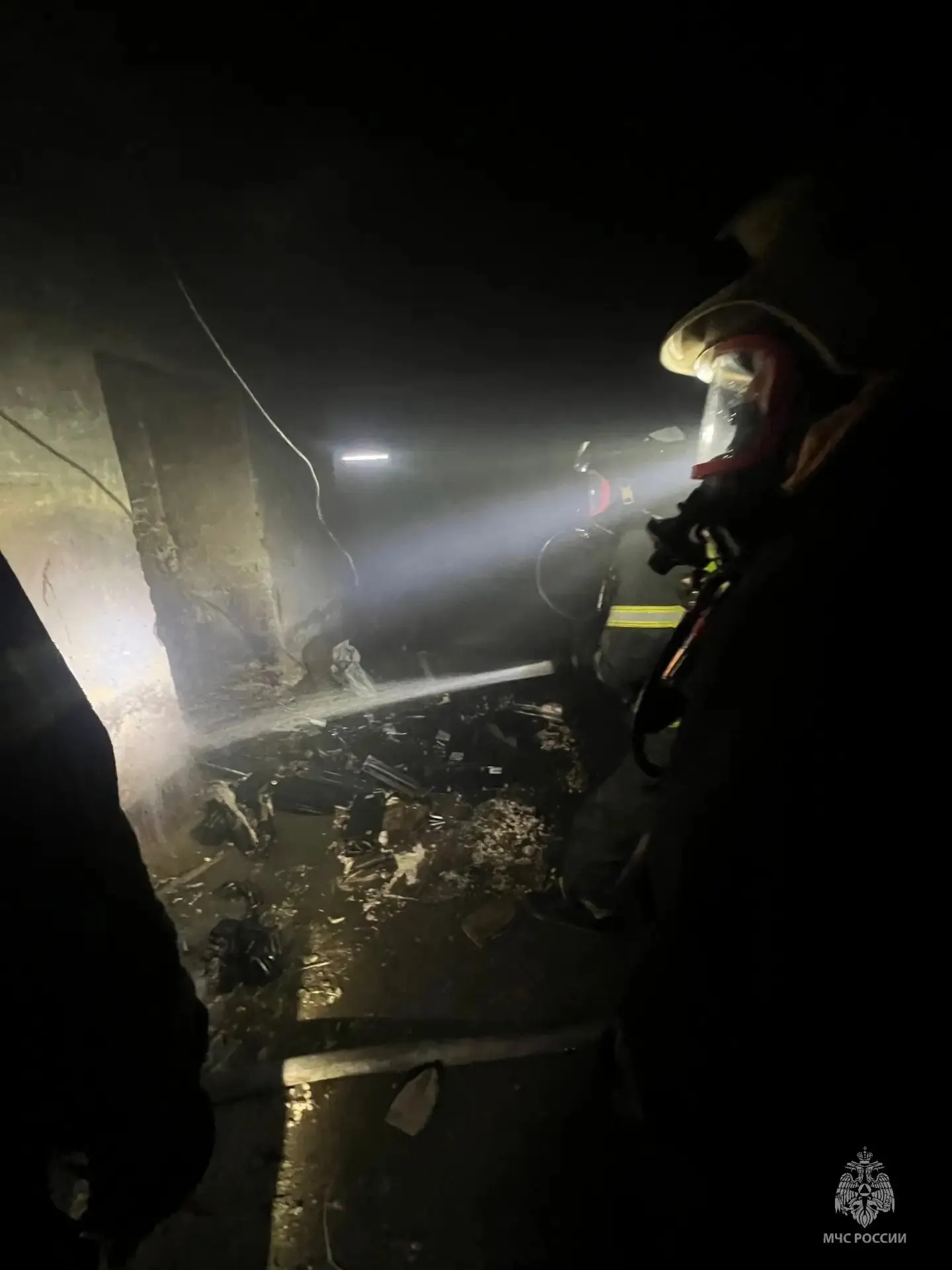 В подвале на проспекте Калинина загорелись аккумуляторы электросамокатов. Спасатели эвакуировали 10 человек, ещё четверых вывели с места происшествия, среди которых был ребёнок.