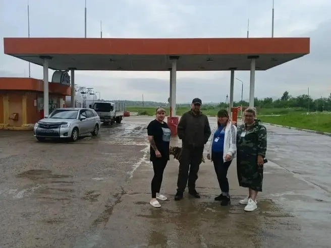 Добровольцы помогают организовать очереди и проверять документы у инвалидов I–II групп на АЗС «Нефтемаркет». Их официально включили в состав краевого штаба для координации работы и защиты от злоупотреблений.