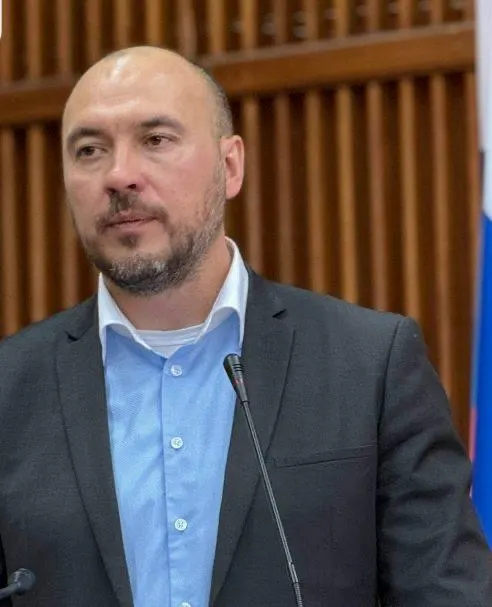 Власти района ввели график отпуска топлива: бензин будут отпускать по понедельникам и четвергам с 12:00 до 22:00; социальные службы смогут заправляться круглосуточно по топливным картам.