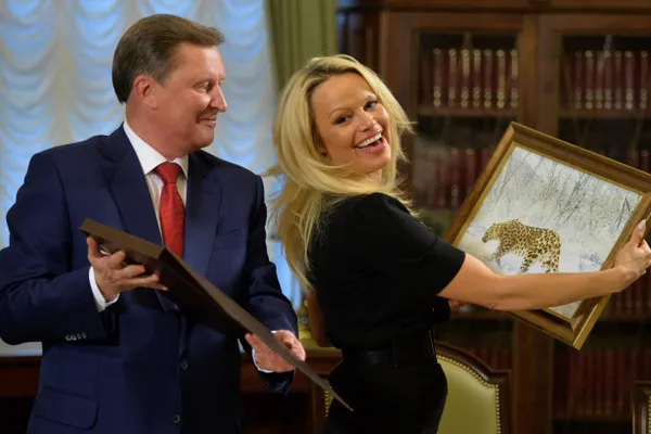 Расследование выяснило, что семье бывшего министра обороны Сергея Иванова принадлежат несколько объектов недвижимости общей стоимостью около 4,2 миллиарда рублей — от загородного дома в Подмосковье до квартиры в Дубае.