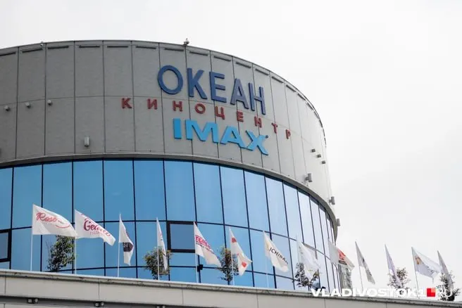 Женщина заметила взрослого в компании двух подростков в фойе кинотеатра, подошла, уточнила, нужны ли им помощь, и позвала охрану — мужчина ушёл.