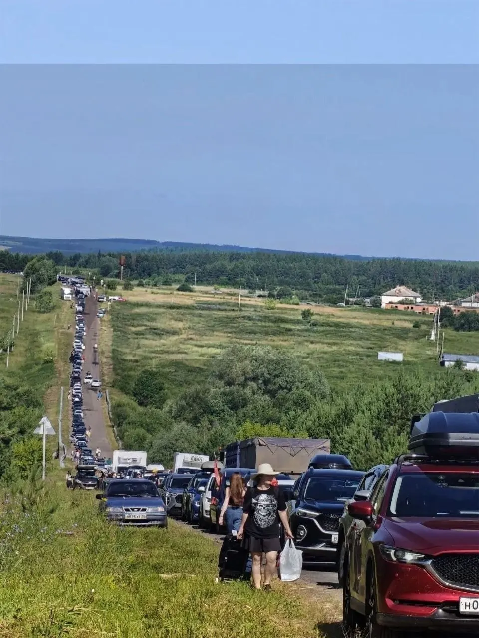 В селе Лагуново сегодня стартовал рок‑фестиваль «Улетай». На подъездах к месту события образовались длинные автомобильные очереди — гости приехали со всей страны.