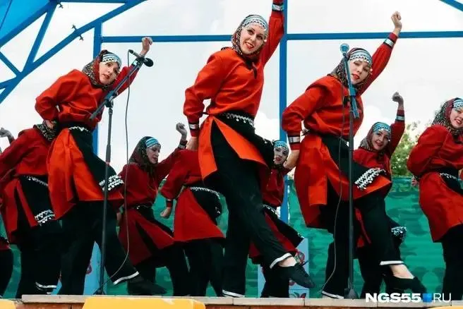 Омское бюджетное учреждение культуры объявило тендер на размещение и питание 550 участников: 6,9 млн руб. на проживание и 2,8 млн руб. на питание. Мероприятие пройдёт с 16 по 19 июля, для гостей подготовят 350 гостиничных номеров.