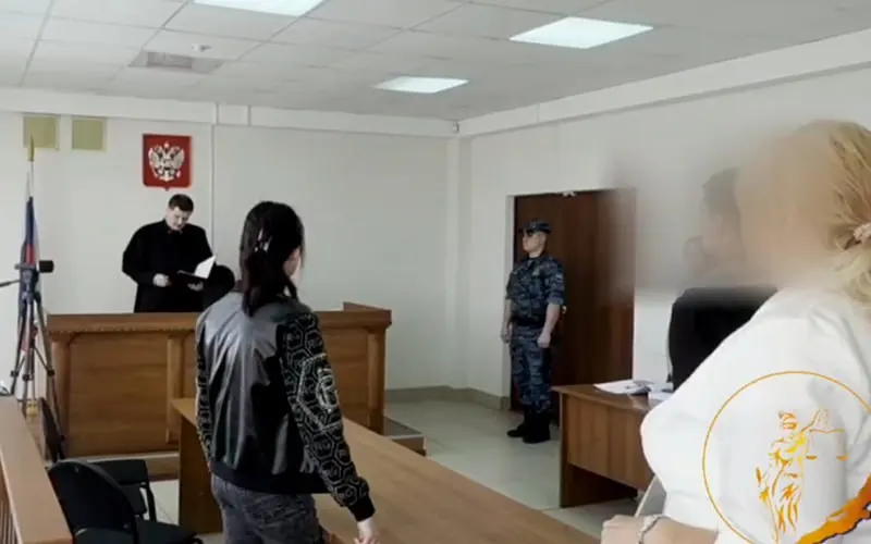 Октябрьский районный суд признал 17‑летнего юношу виновным по ч. 3 ст. 207 УК за «сваттинг»: он сообщил о взрывном устройстве в административном здании, однако взрывчатки не нашли.