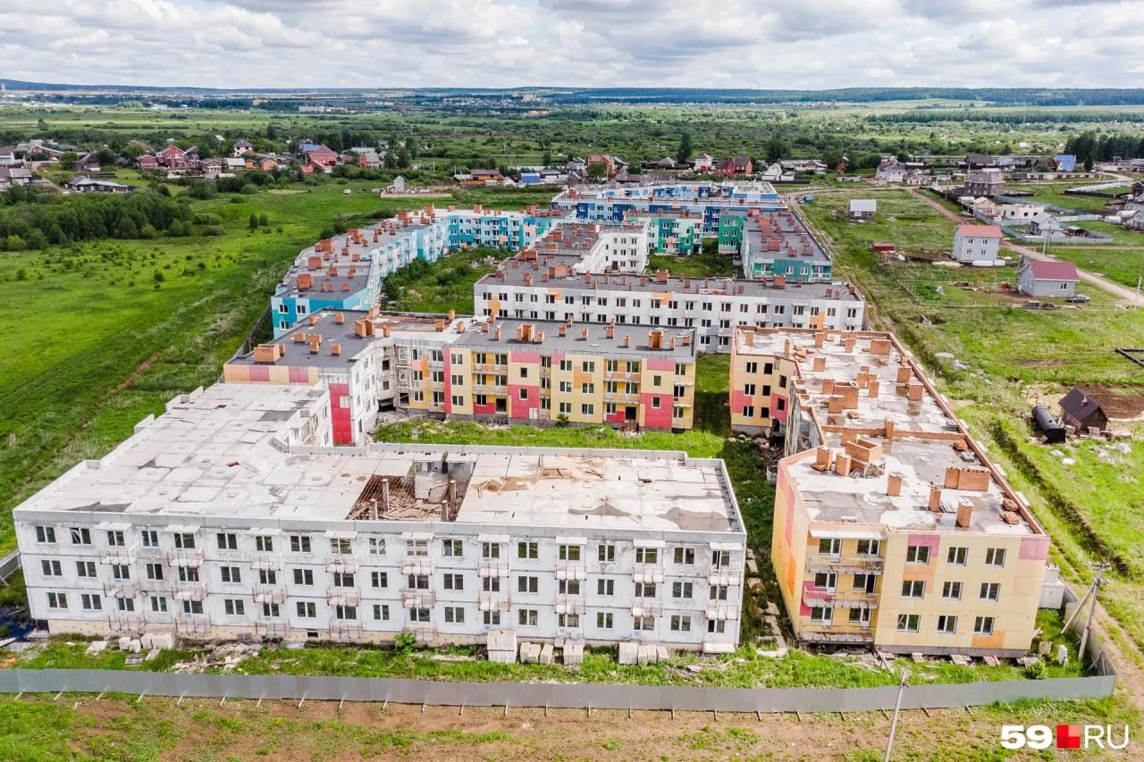 На въезде в Лобаново продают 12 недостроенных домов ЖК, строительство которого остановилось после банкротства застройщика. Дольщики ранее жаловались на брак и долгие сроки сдачи.