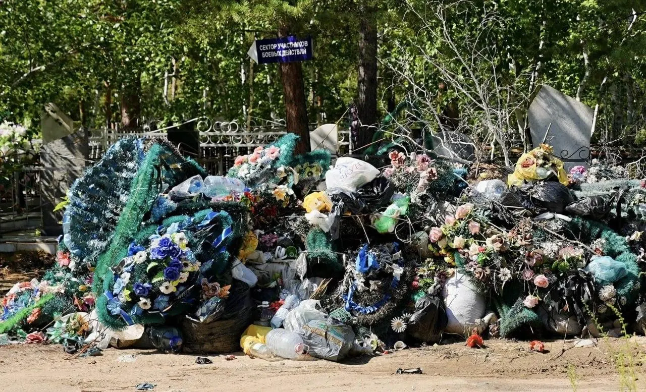 Новый мэр Якутска после осмотра городских кладбищ распорядился уволить руководителя «Ритуала» — коммунальная уборка не выполнялась годами при недостаточном финансировании и отсутствии дворников в штате.