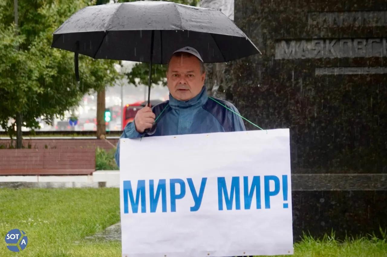 Сергей Дёмин был задержан после одиночного пикета у памятника Маяковскому. Его отпустили с обязательством о явке, затем в отделе составили административный протокол по статье о «дискредитации армии» — грозит штраф 30–50 тысяч рублей. По словам Дёмина, ему предлагали подписать контракт на военную службу, от чего он отказался.