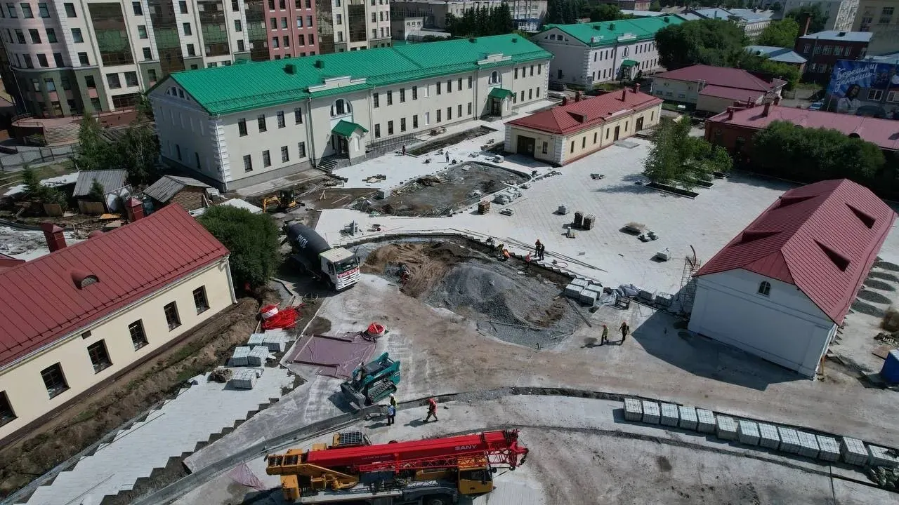 С высоты показали масштабные работы в Омской крепости: здесь к осени готовят крупнейший за Уралом музыкальный фонтан, велодорожки, аллеи и спортивные площадки.